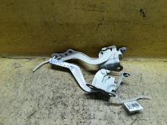 Крепление капота на Toyota Aqua NHP10
