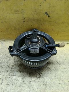 Мотор печки на Toyota Noah AZR60G