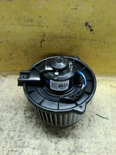Мотор печки на Toyota Noah AZR60G