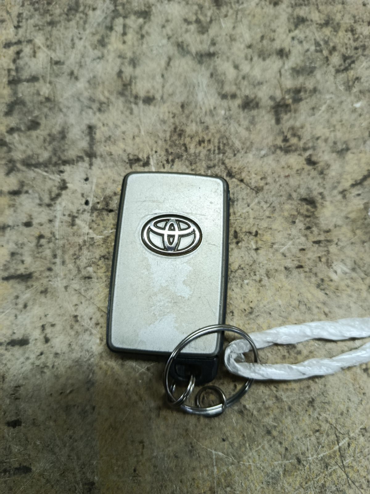 Чип-ключ на Toyota Noah ZRR70G Фото 2