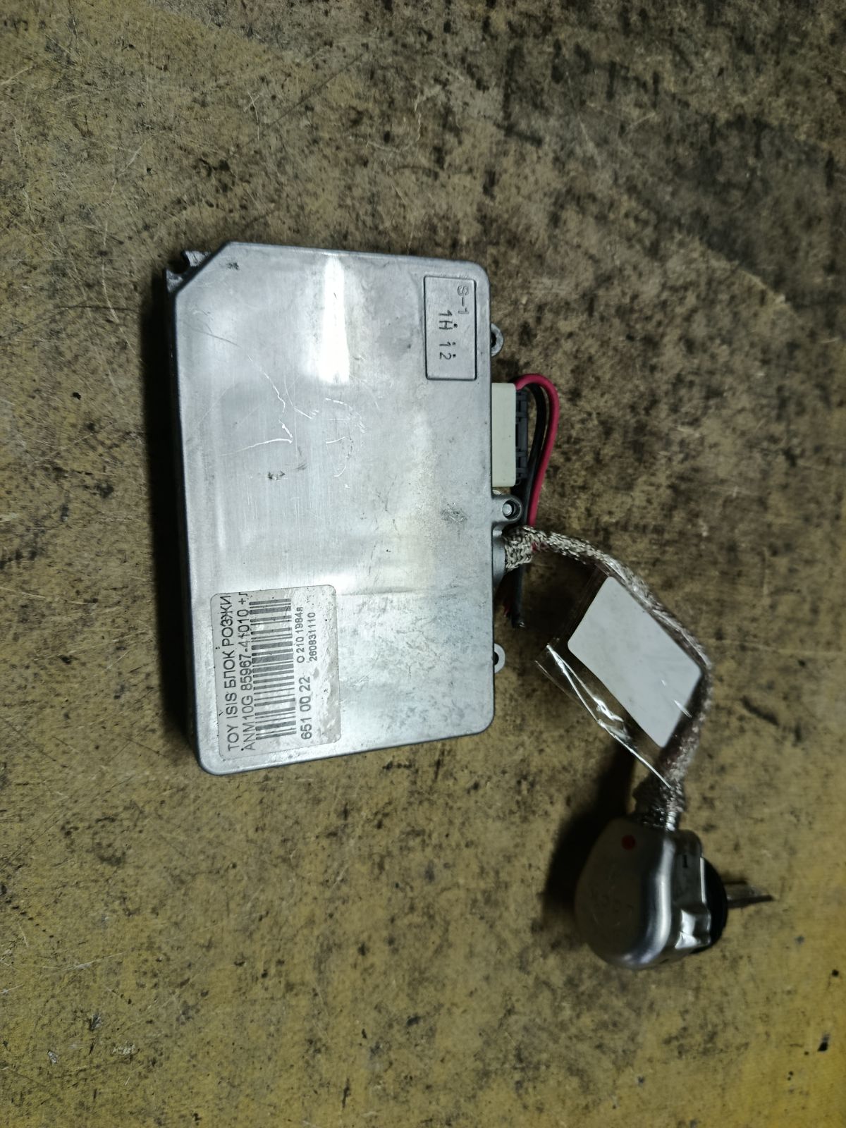 Блок розжига ксенона 85967-41010 на Toyota Isis ANM10G Фото 2