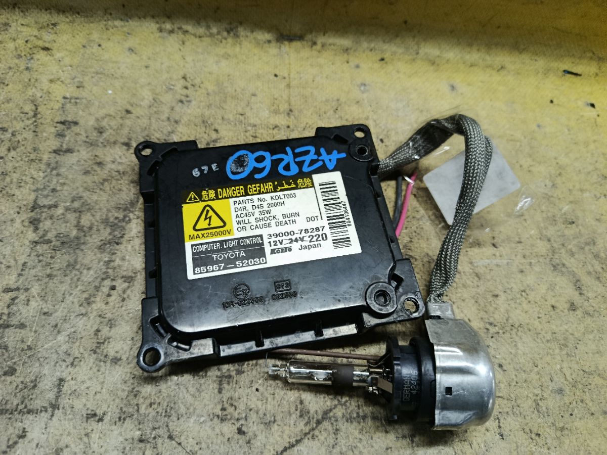 Блок розжига ксенона 85967-52030 на Toyota Noah AZR60G Фото 1