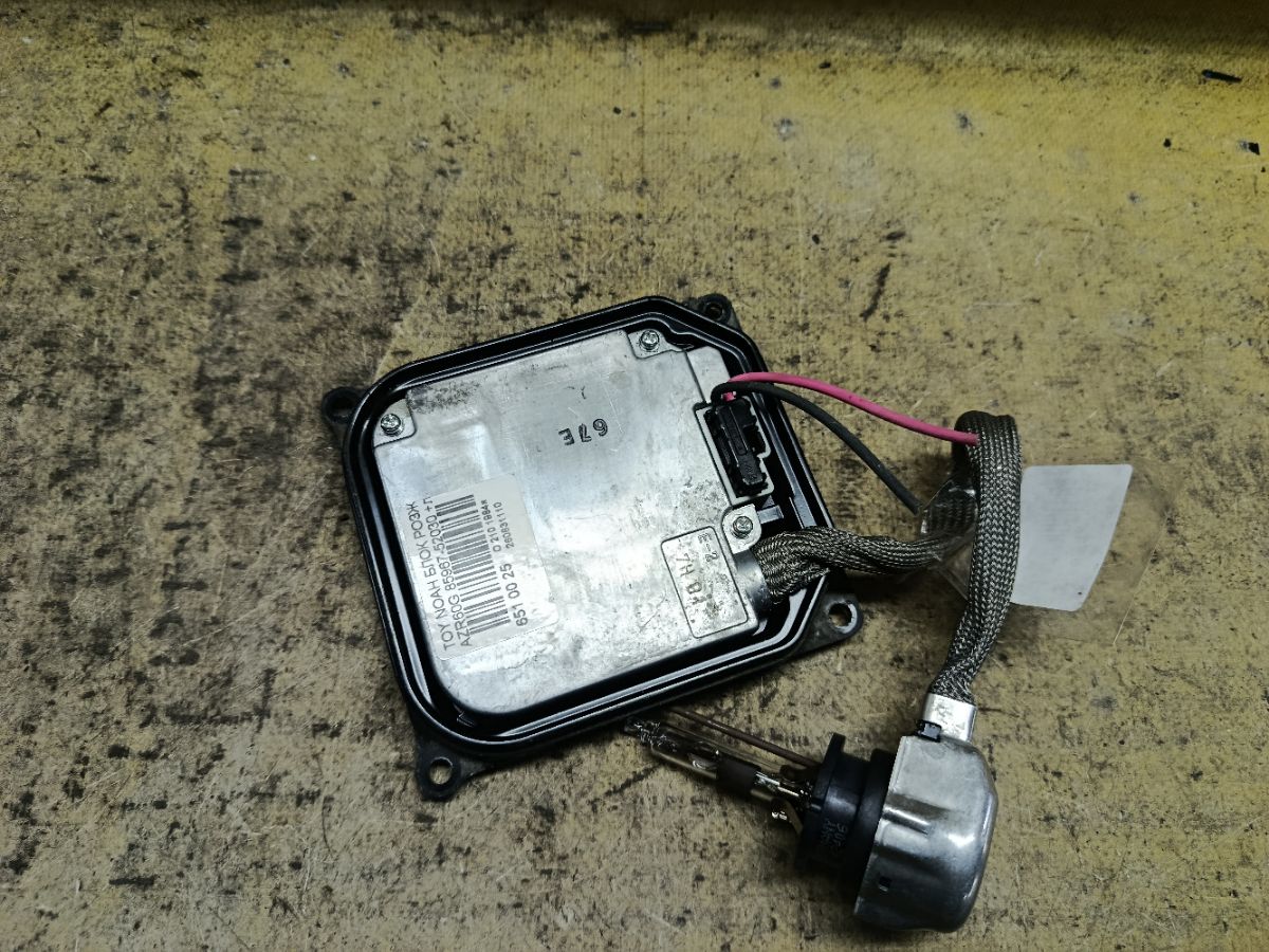 Блок розжига ксенона 85967-52030 на Toyota Noah AZR60G Фото 2