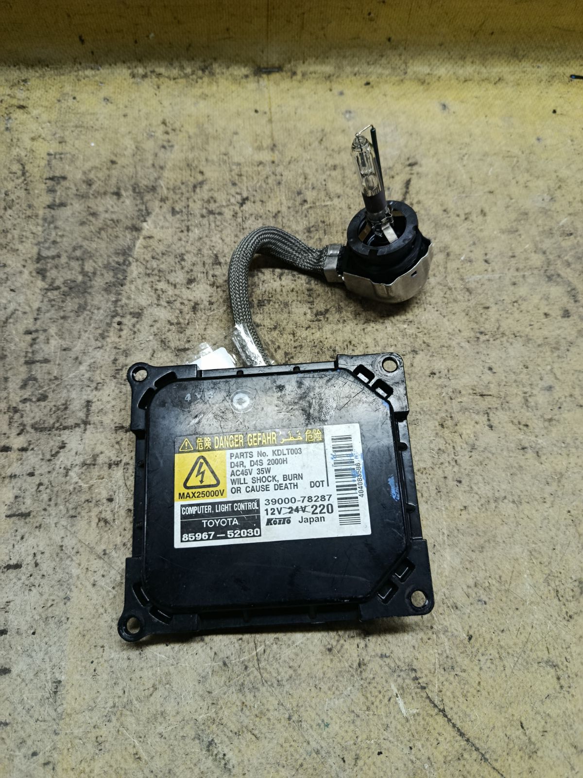 Блок розжига ксенона 85967-52030 на Toyota Noah AZR60G Фото 2