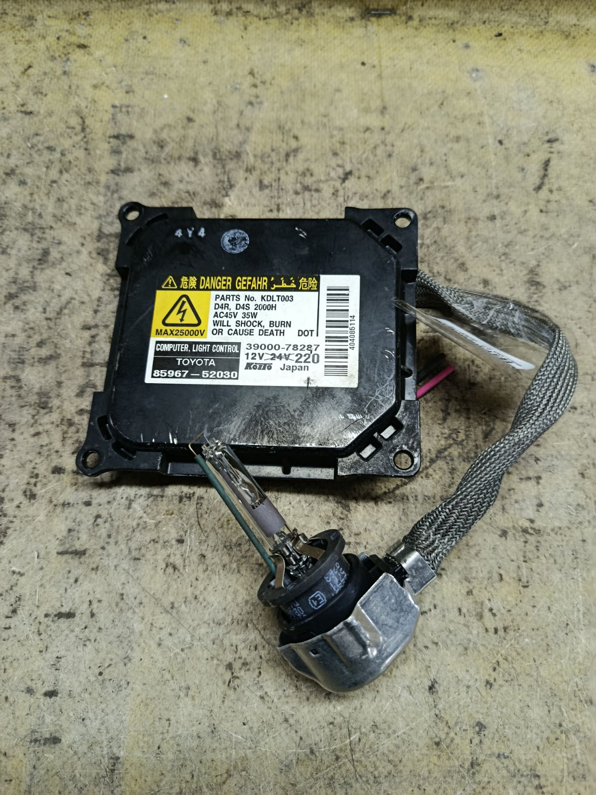 Блок розжига ксенона 85967-52030 на Toyota Noah AZR60G Фото 1