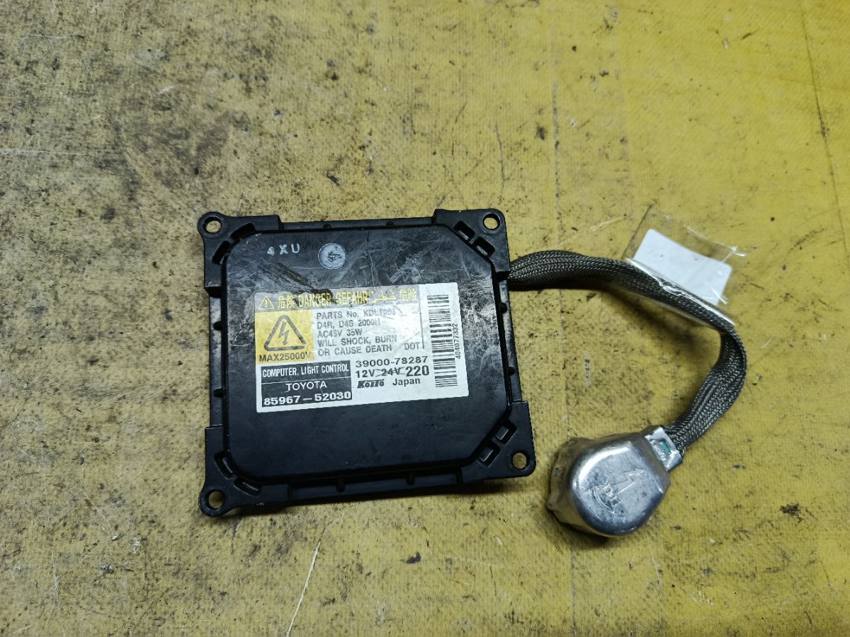 Блок розжига ксенона 85967-52030 на Toyota Noah AZR60G Фото 2