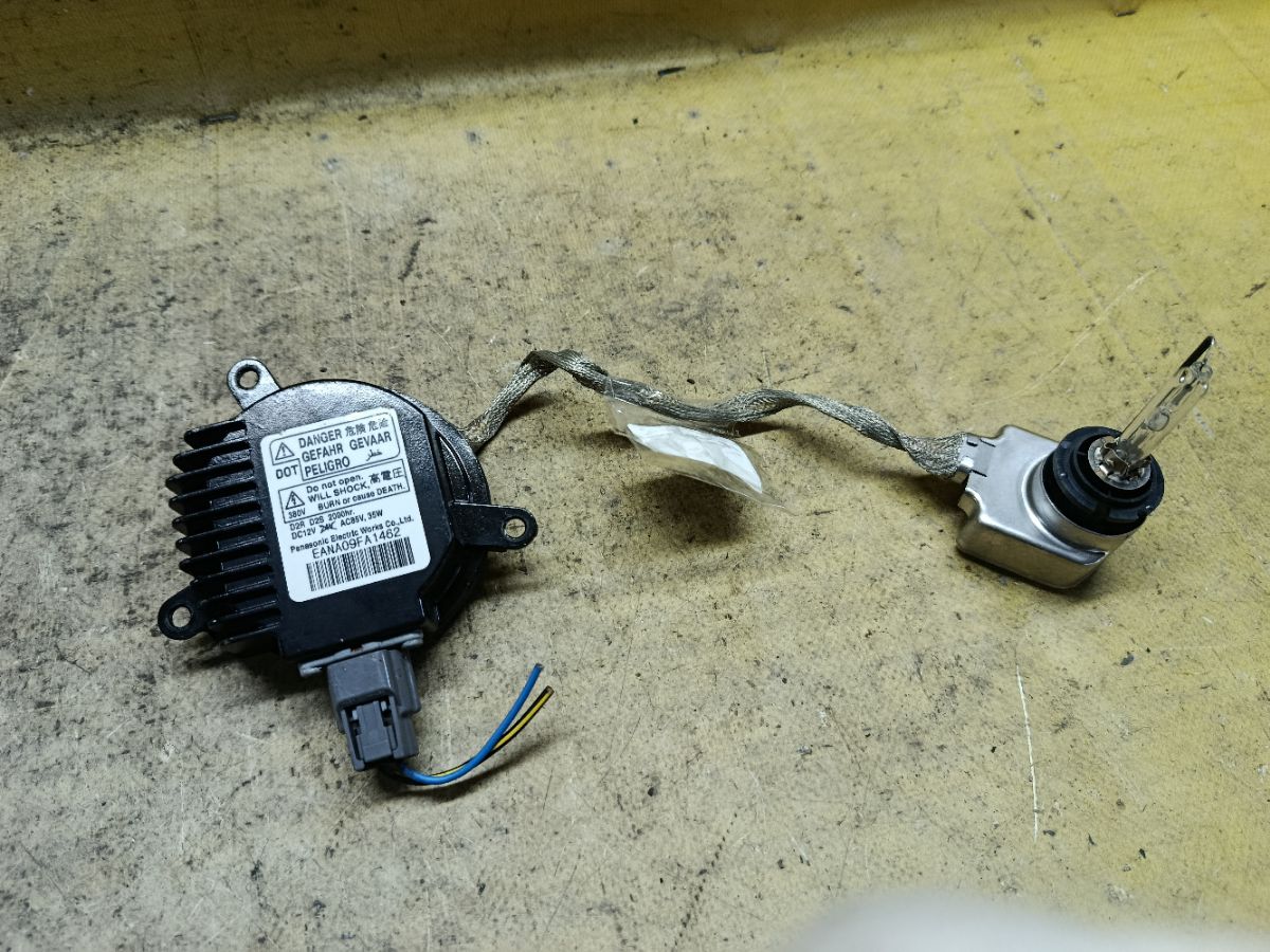 Блок розжига ксенона на Nissan Elgrand E52 Фото 2