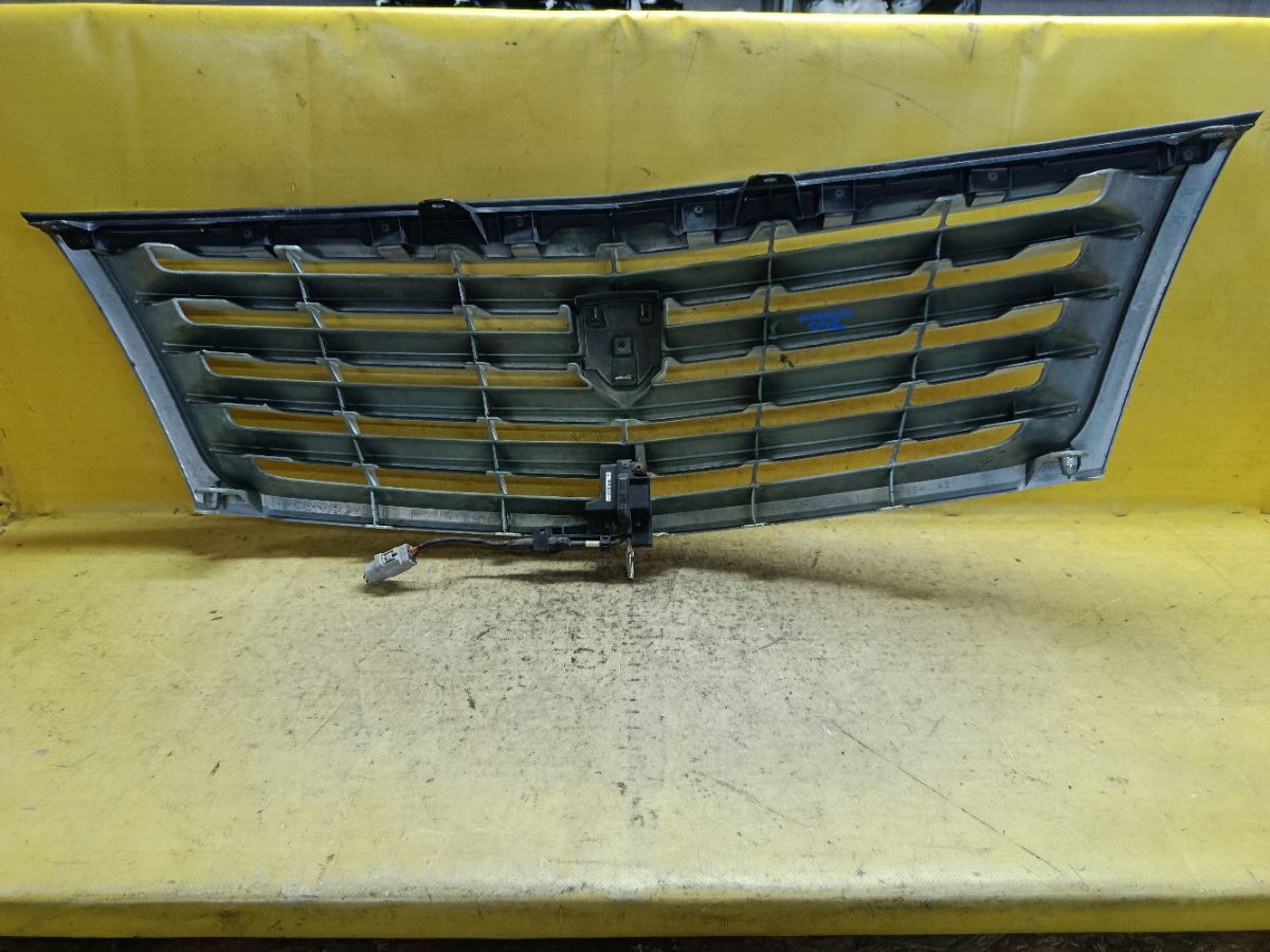 Решетка радиатора 53101-58041 на Toyota Alphard ANH10W Фото 3