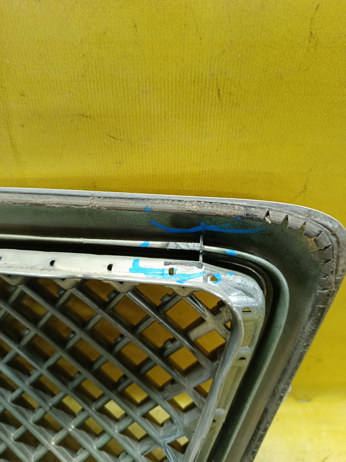 Решетка радиатора 53111-30830 на Toyota Crown JZS171 Фото 3