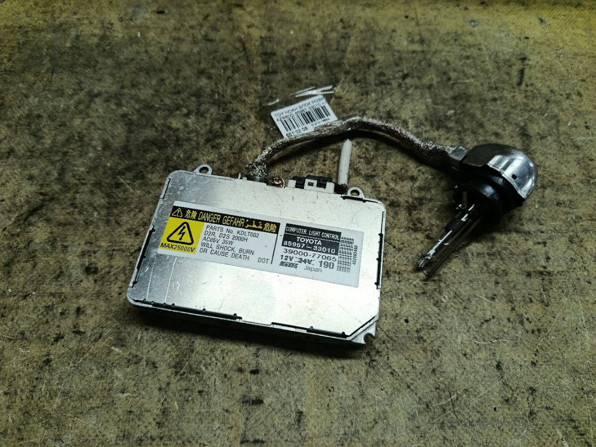Блок розжига ксенона 85967-33010 на Toyota Noah AZR60G Фото 2