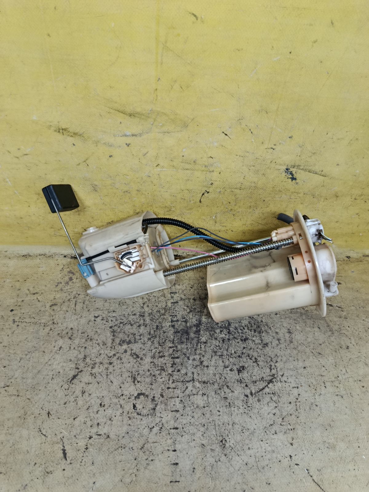 Бензонасос на Toyota Ractis SCP100 2SZ-FE Фото 2