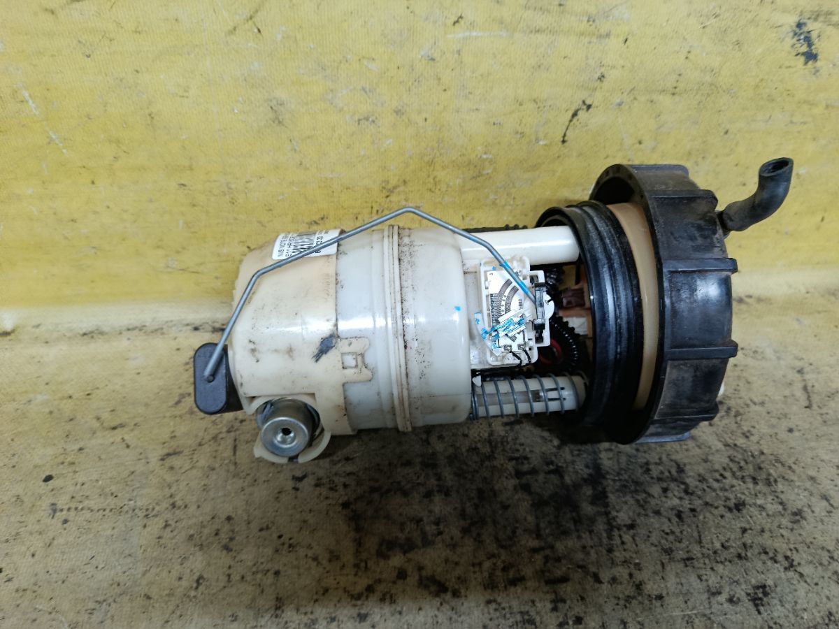 Бензонасос 17040-1V10A на Nissan Note E11 HR15DE Фото 3