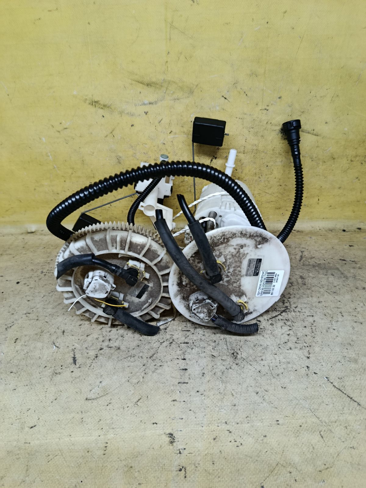 Бензонасос 77020-30130 на Toyota Crown GRS180 4GR-FSE Фото 1