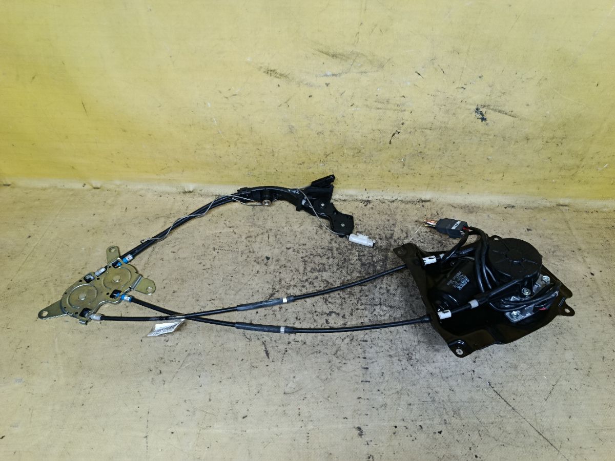 Доводчик двери 426605-10030 на Toyota Voxy AZR60G Фото 1