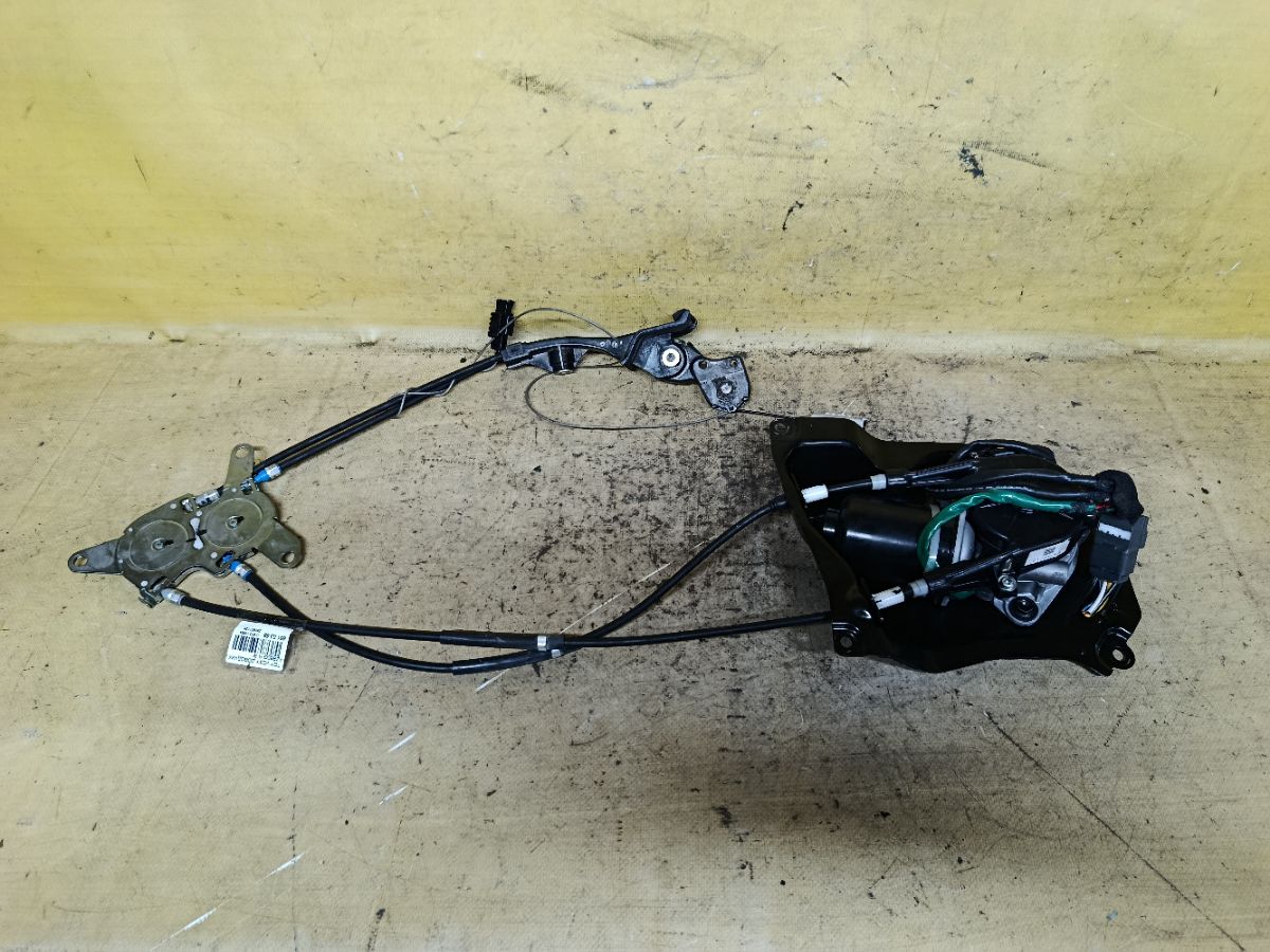 Доводчик двери на Toyota Voxy AZR60G Фото 1