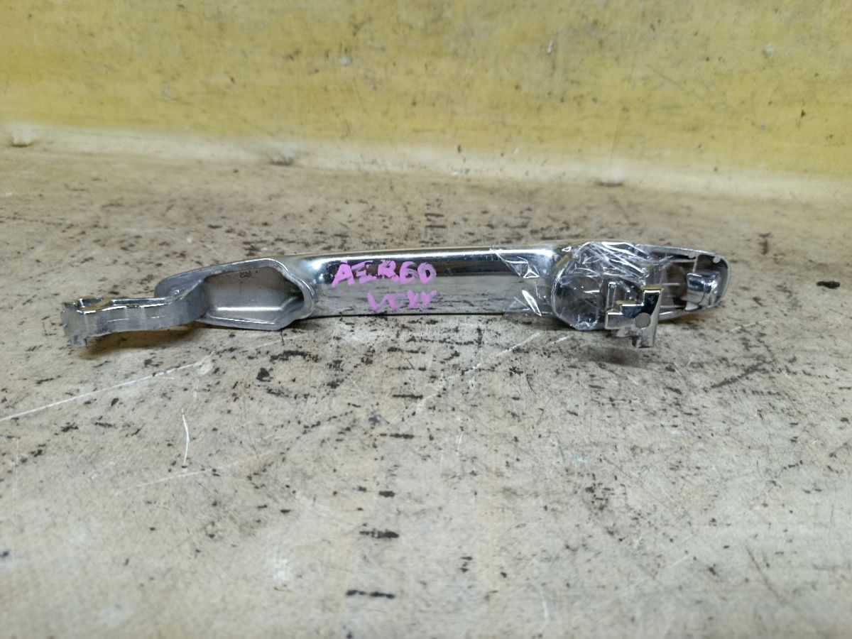 Ручка двери на Toyota Noah AZR60G Фото 2