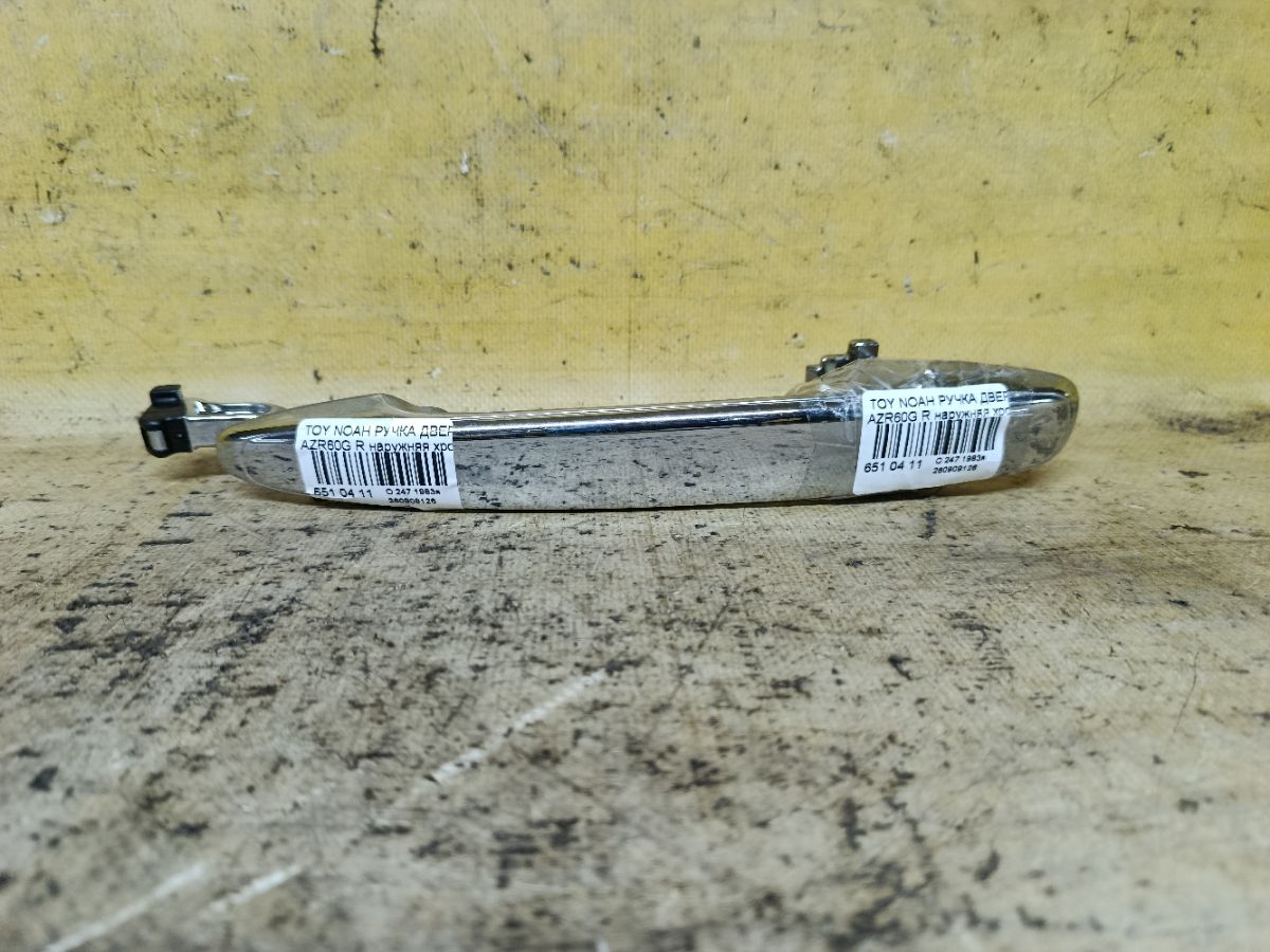 Ручка двери на Toyota Noah AZR60G Фото 1