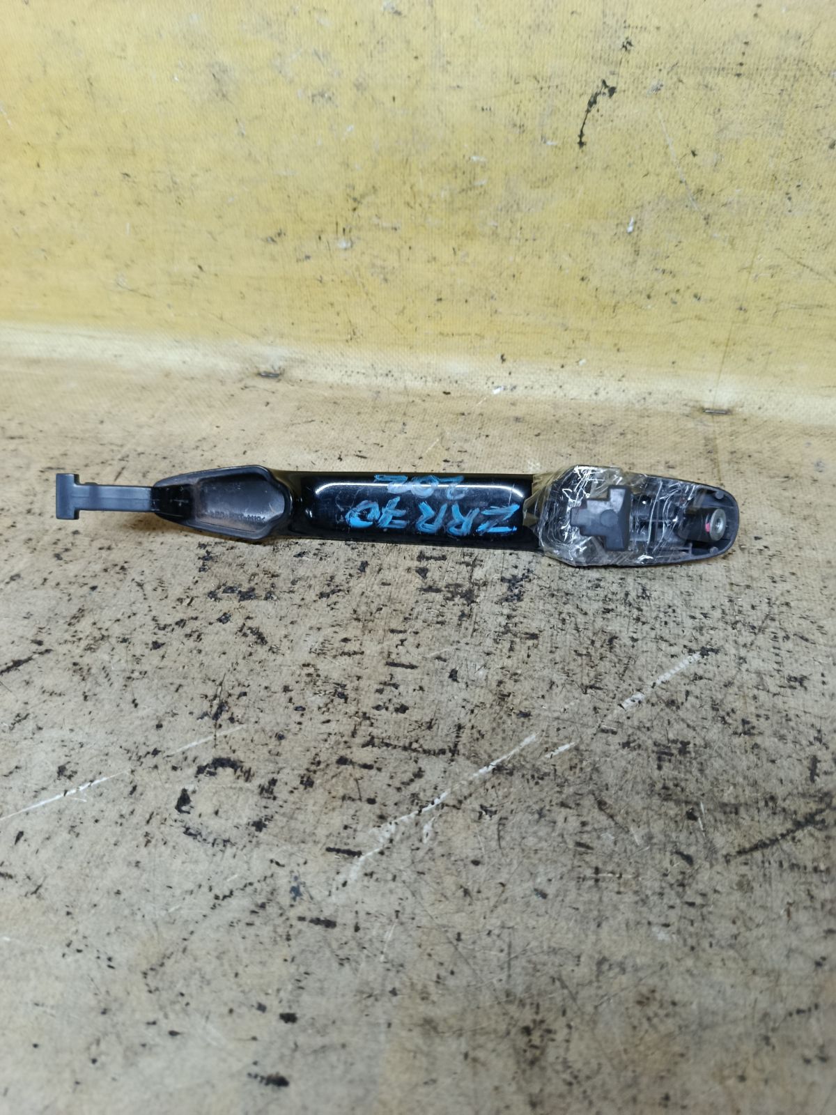 Ручка двери на Toyota Noah ZRR70G Фото 2
