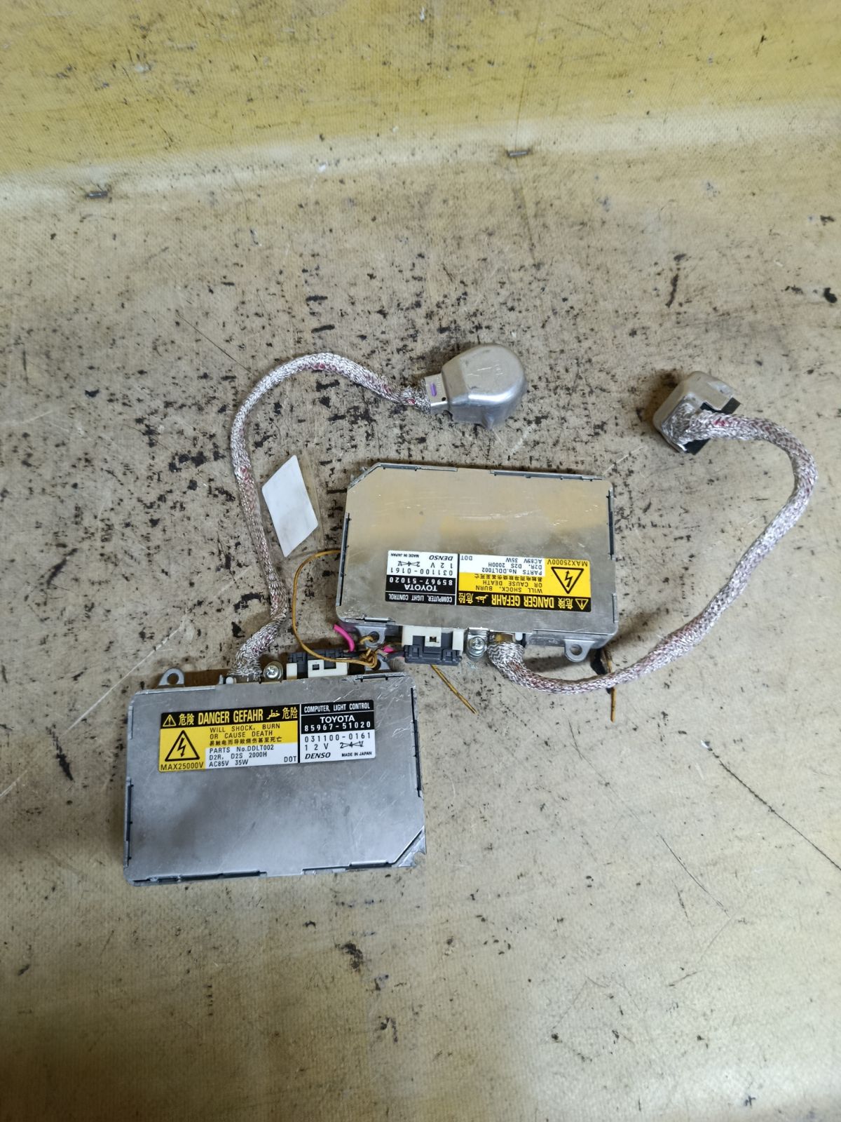 Блок розжига ксенона 85967-51020 на Toyota Wish ANE10G Фото 1
