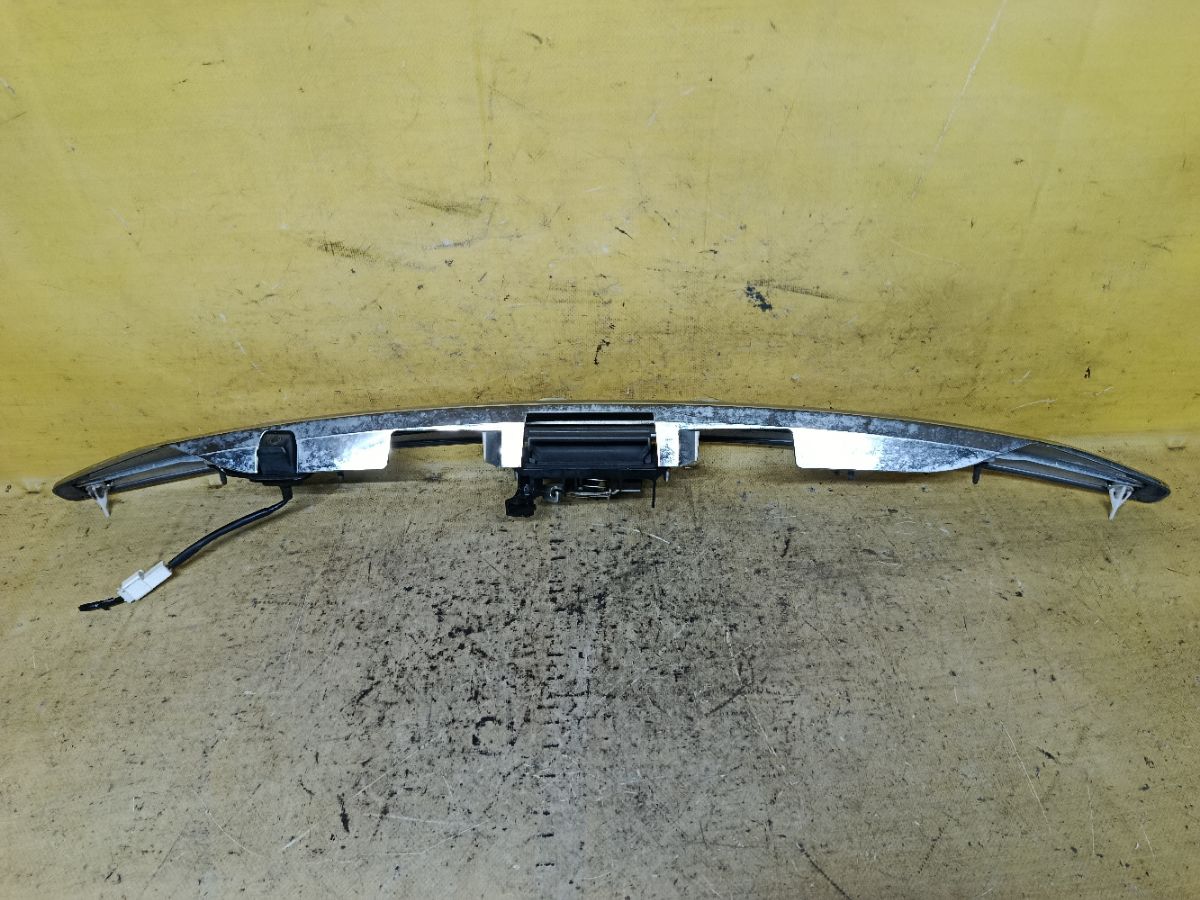 Планка задняя 76801-44130 на Toyota Isis ANM10G Фото 3