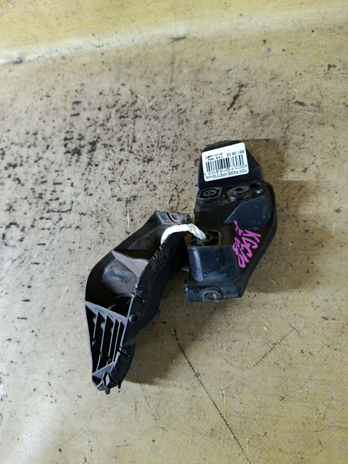 Крепление бампера 52115-B1010, 52116-B1010 на Toyota Passo KGC10 Фото 1