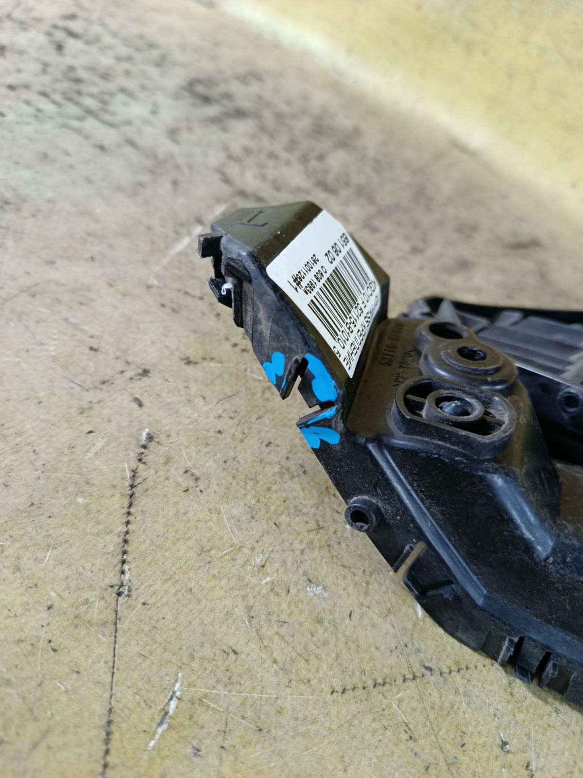 Крепление бампера 52115-B1010, 52116-B1010 на Toyota Passo KGC10 Фото 3
