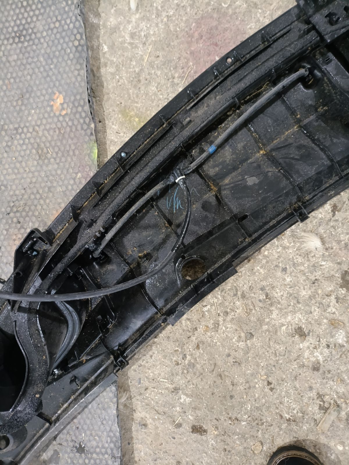 Решетка под лобовое стекло на Toyota Vitz KSP90 Фото 7