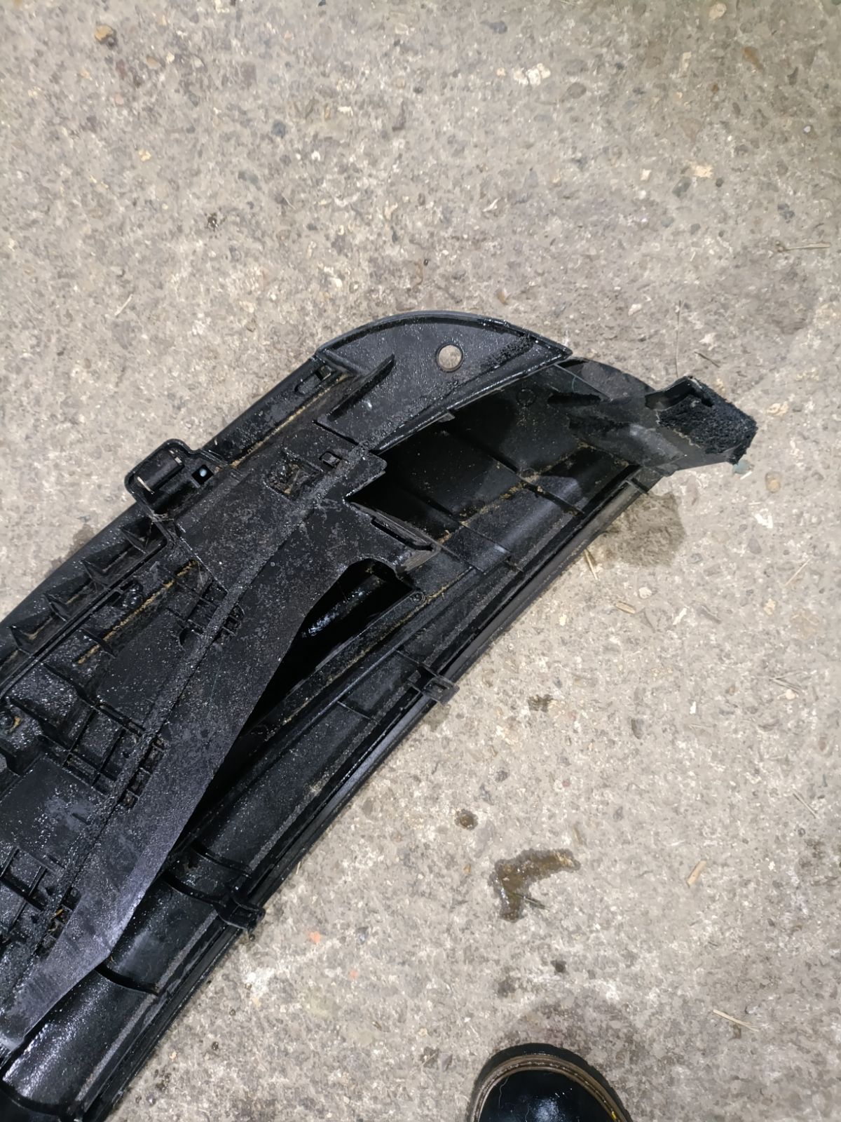 Решетка под лобовое стекло на Toyota Vitz KSP90 Фото 9