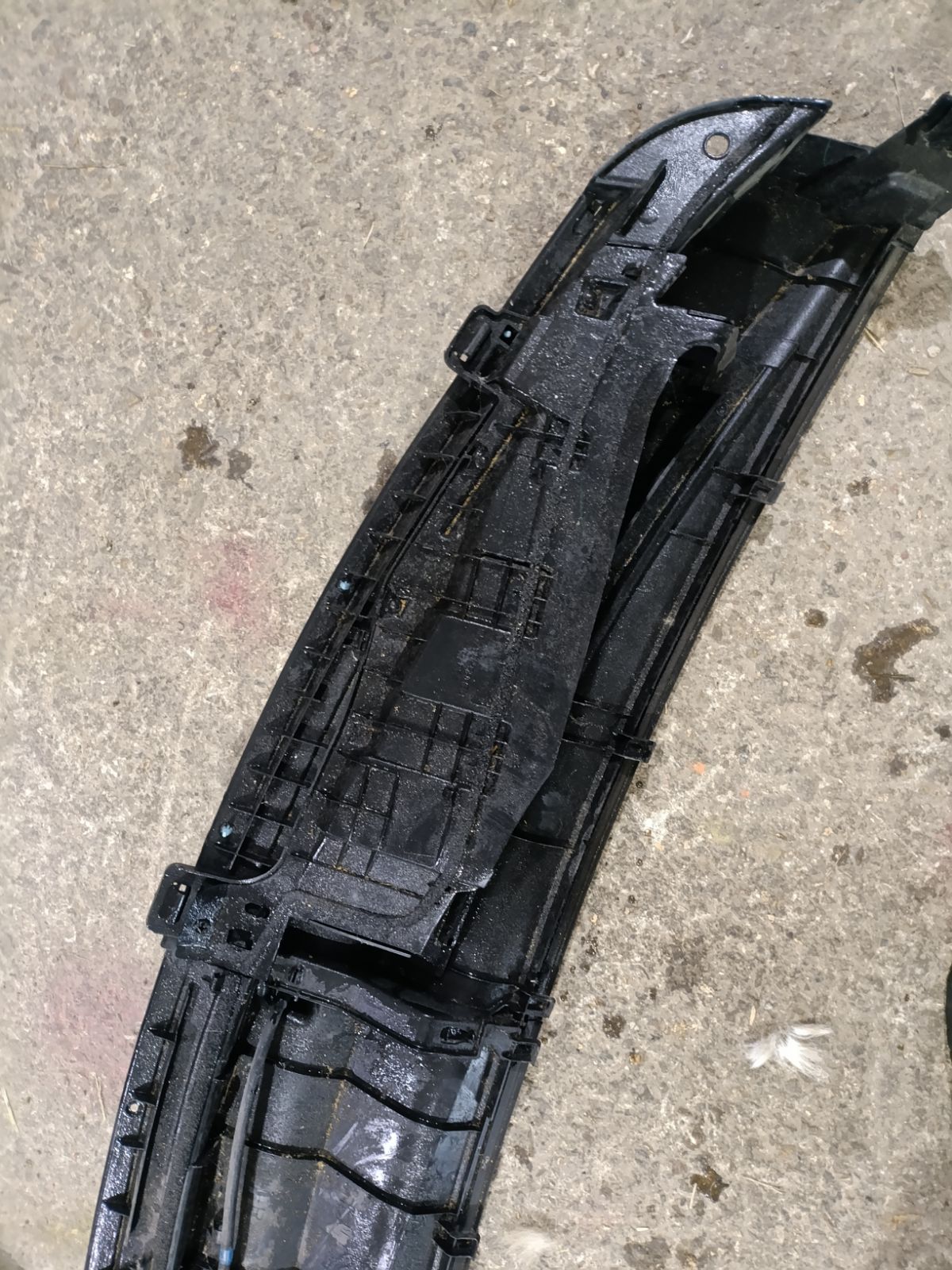 Решетка под лобовое стекло на Toyota Vitz KSP90 Фото 11