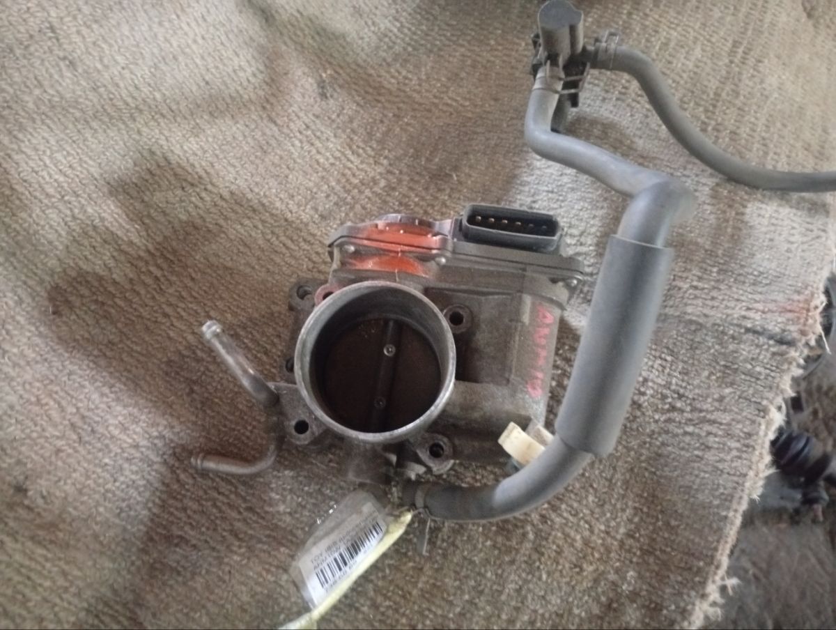 Дроссельная заслонка 22030-28050 на Toyota Isis ANM10W 1AZ-FSE Фото 4