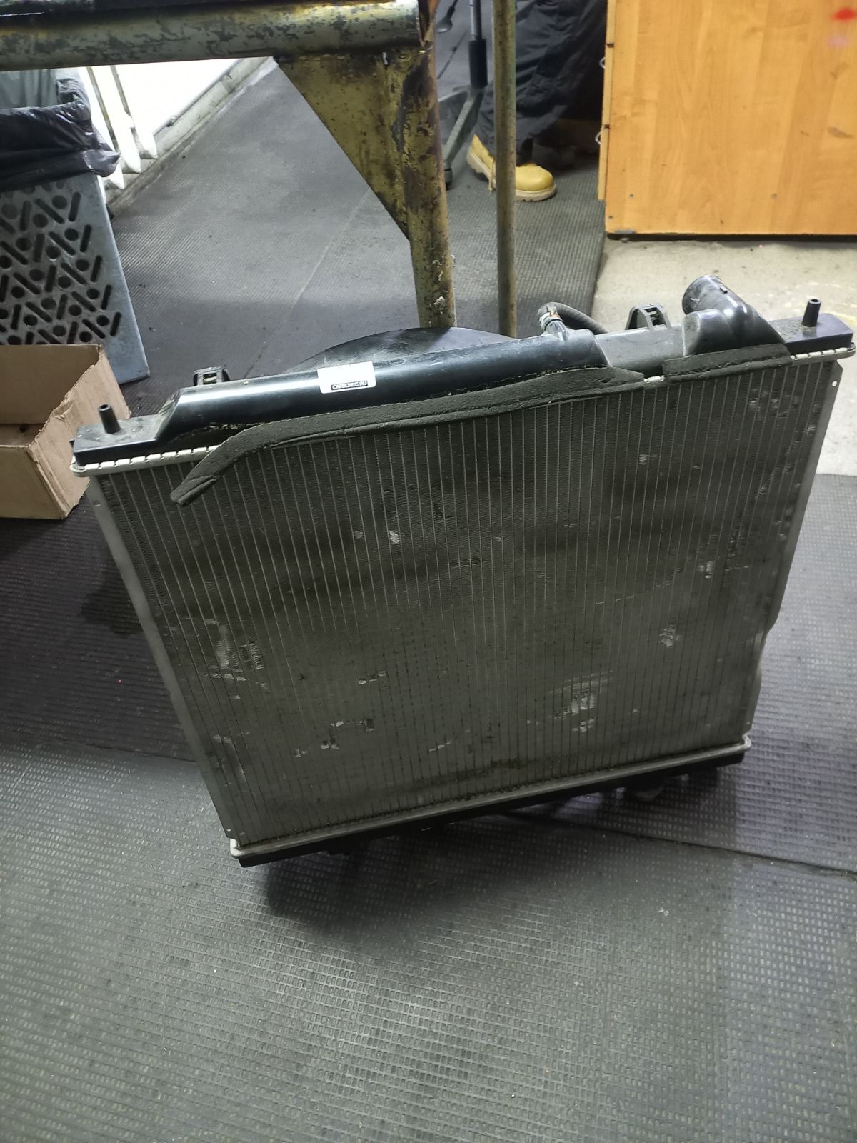 Радиатор ДВС FX-036-0989, FX-036-0989A, MR126103, TD-036-0989, TD-036-0989A на Mitsubishi Delica Space Gear PD8W 4M40T Фото 10