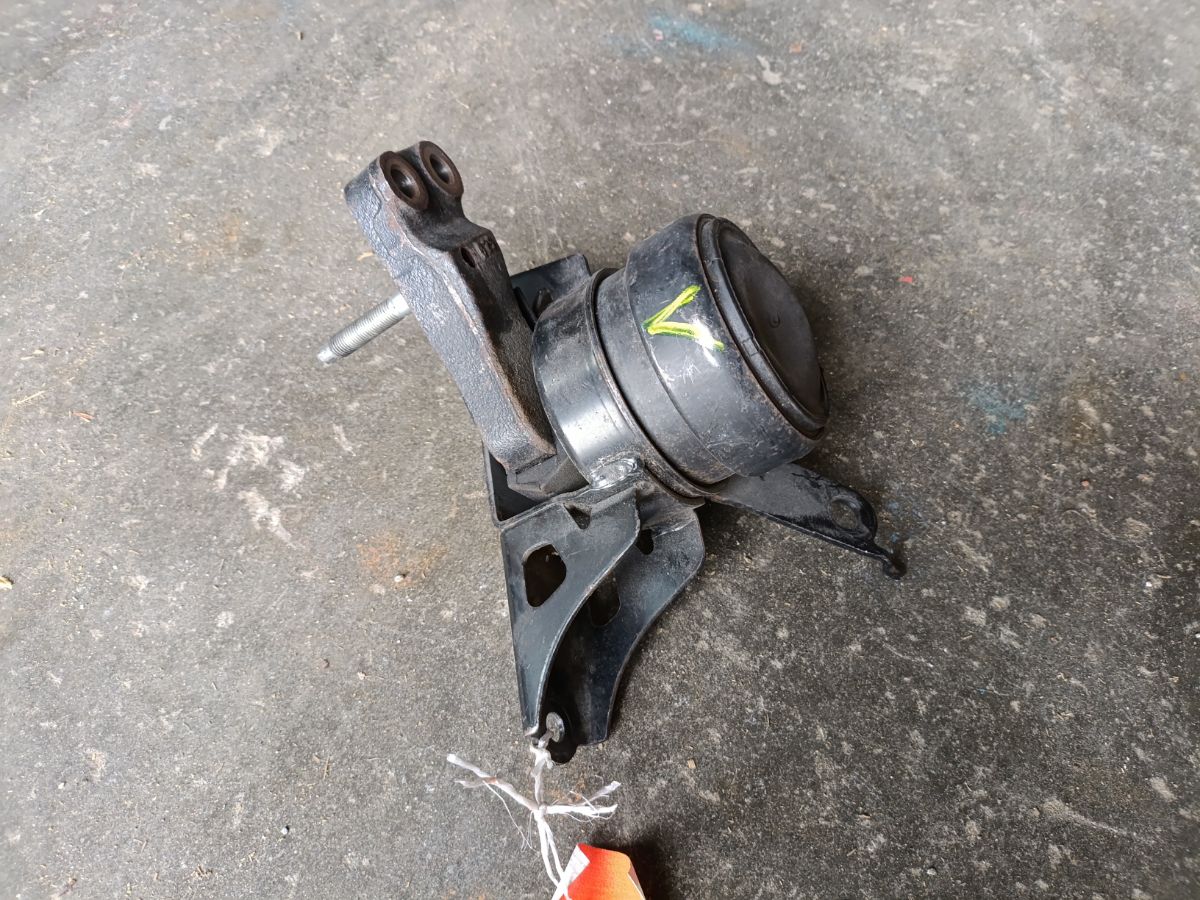 Подушка двигателя 12305-23060 на Toyota Vitz SCP90 2SZ-FE Фото 3