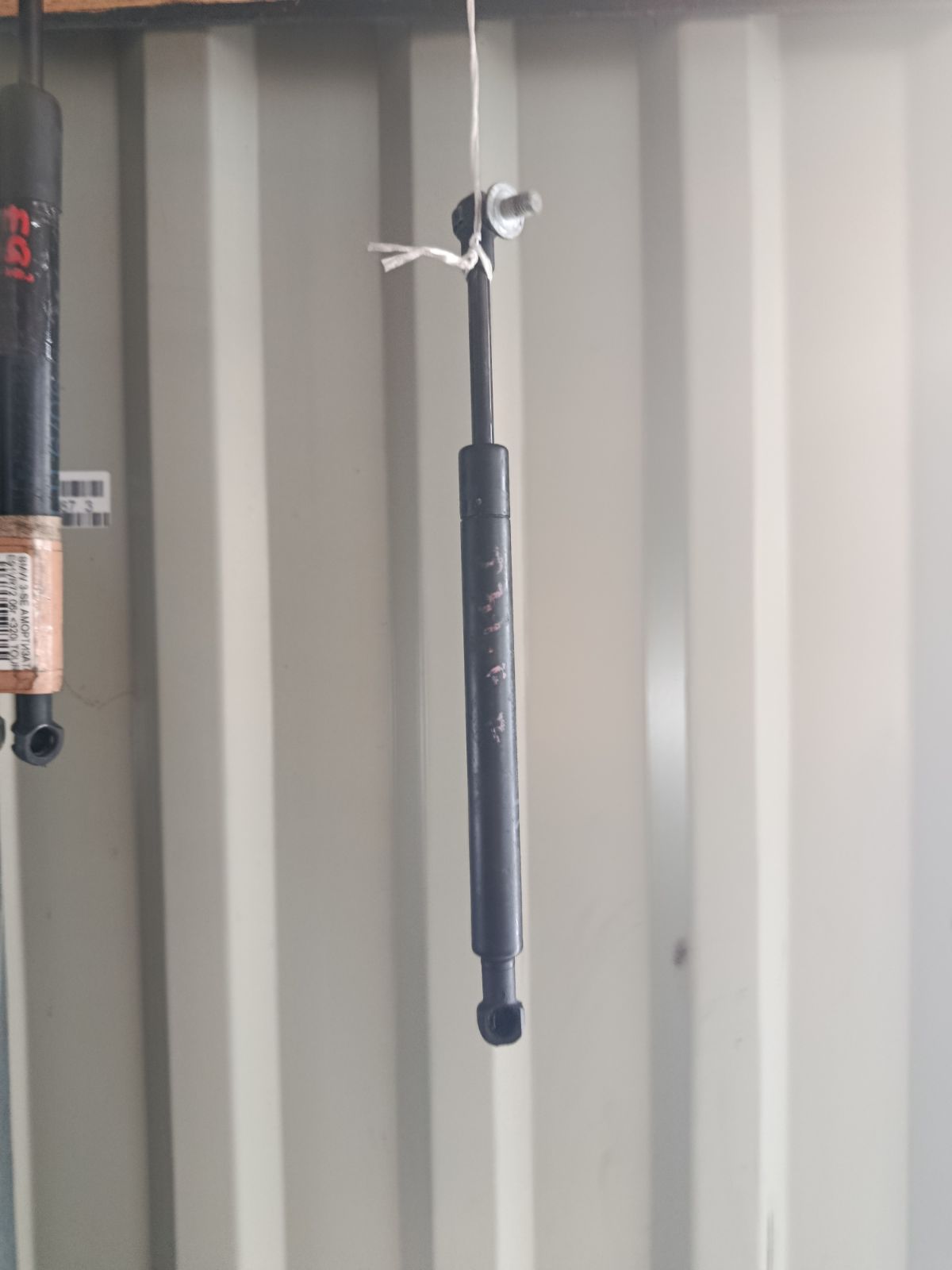 Амортизатор капота на Nissan Teana J31 Фото 4