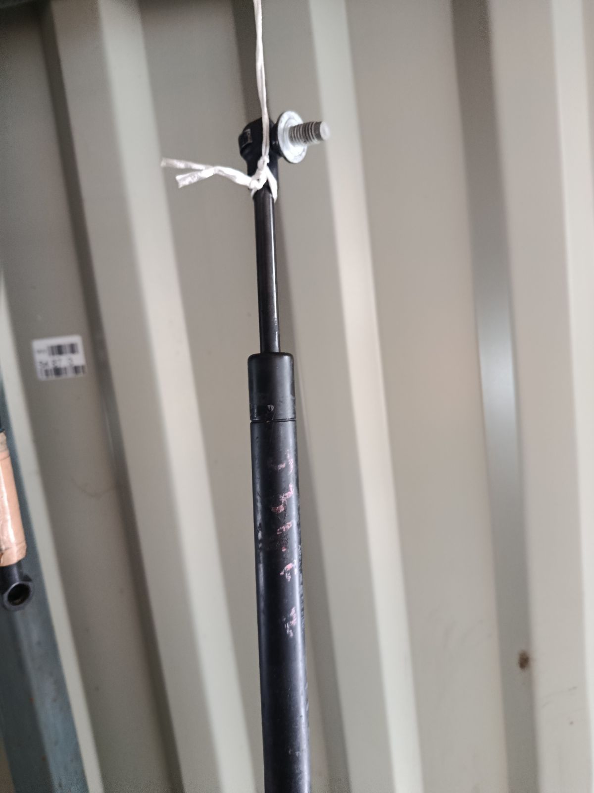 Амортизатор капота на Nissan Teana J31 Фото 5