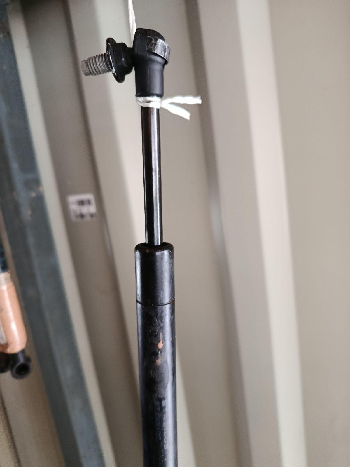 Амортизатор капота на Nissan Teana J31 Фото 6