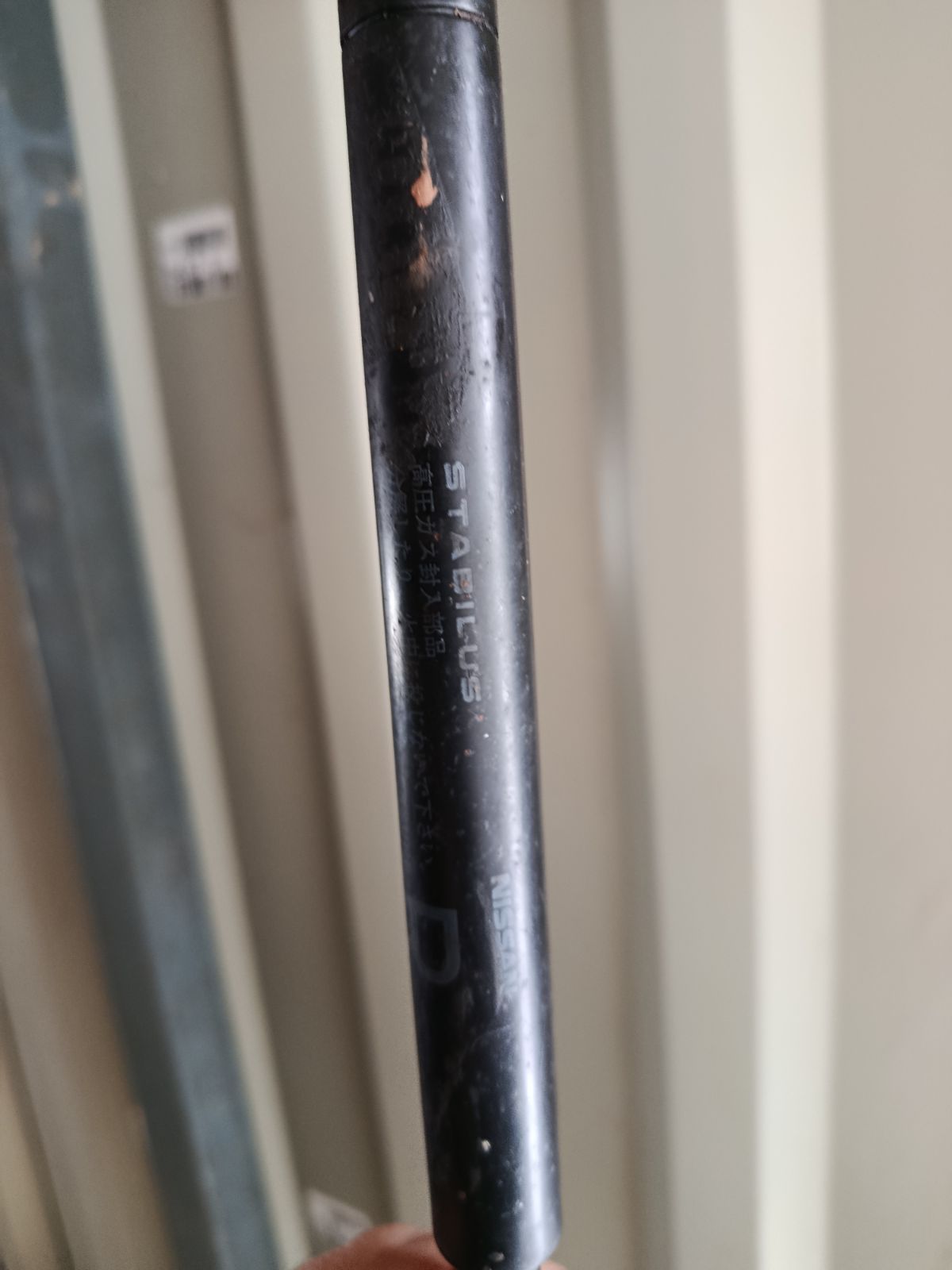 Амортизатор капота на Nissan Teana J31 Фото 7