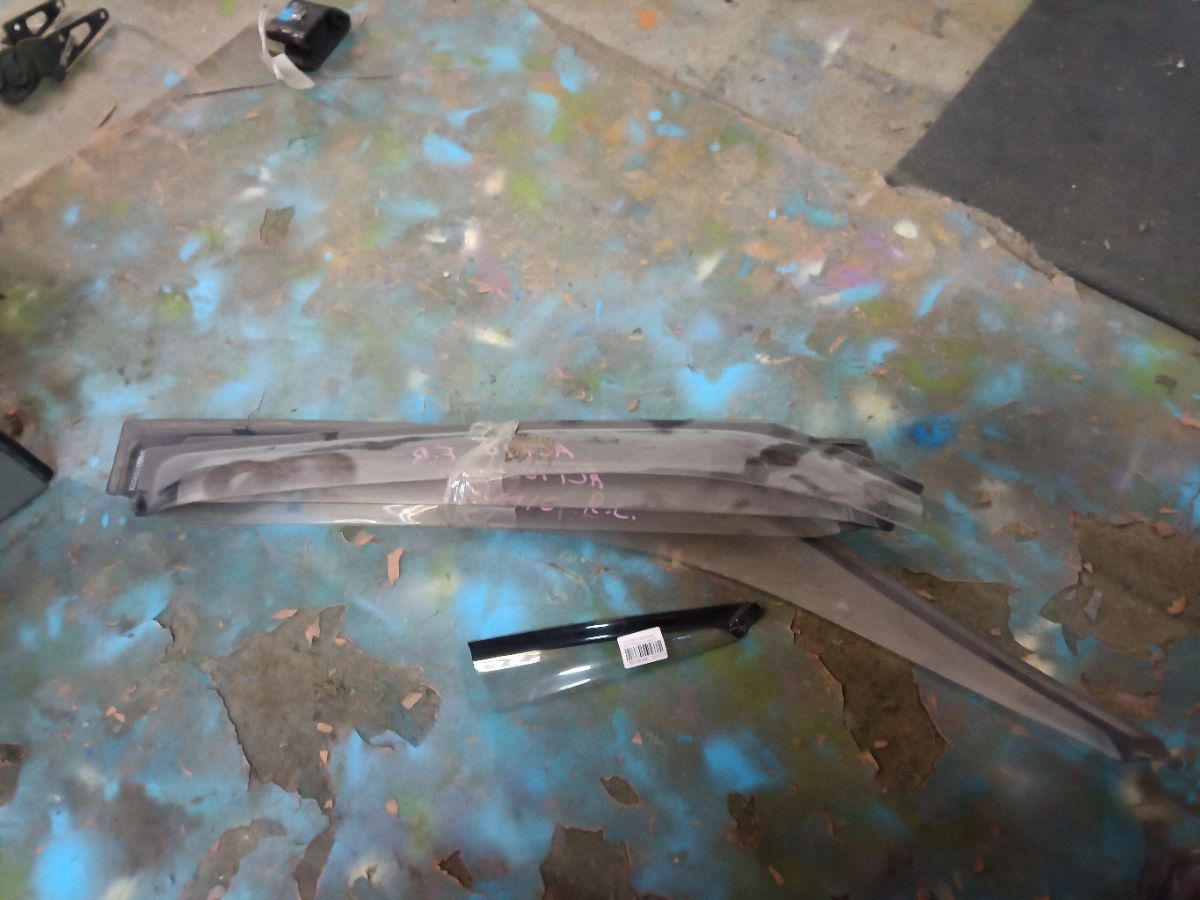 Ветровик на Toyota Opa ACT10 Фото 2