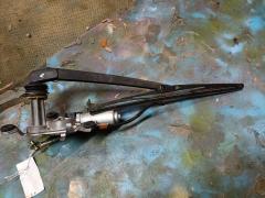 Держатель дворника 85241-20160 на Toyota Premio AZT240 Фото 3