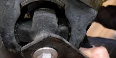 Подушка двигателя на Toyota Corolla Fielder NZE121G 1NZ-FE Фото 2