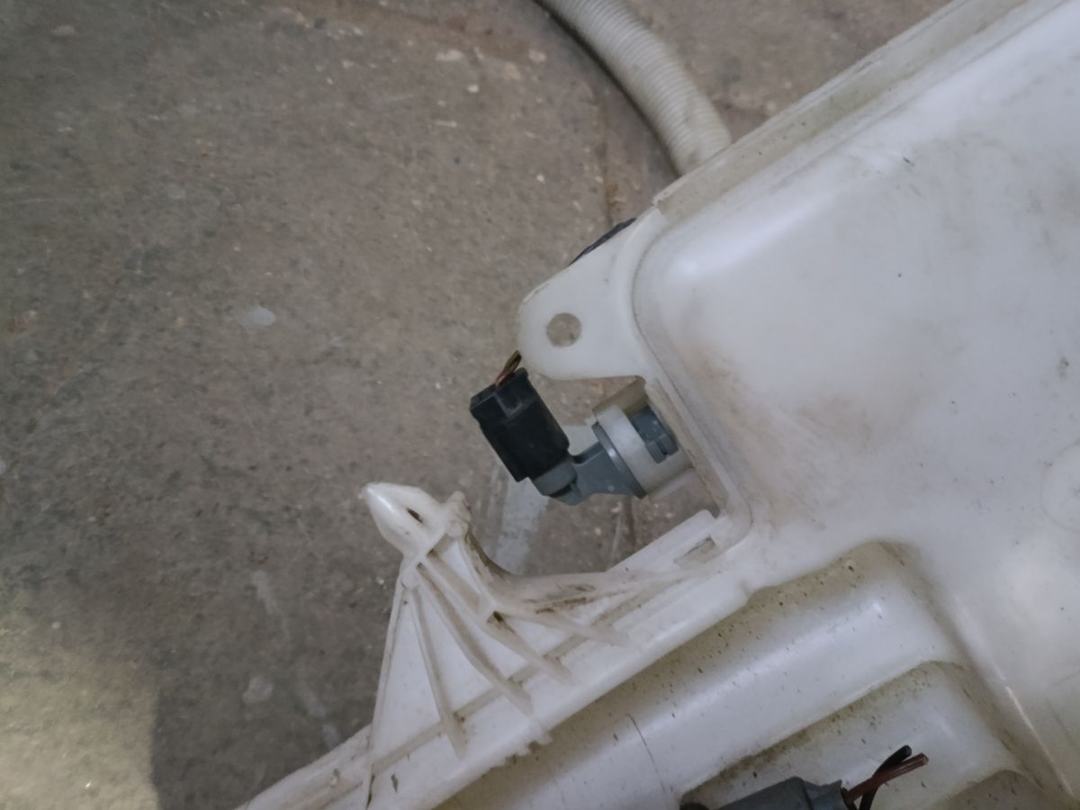 Бачок омывателя 61667238669 на Bmw 3-Series E90-VH16 Фото 7