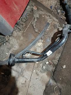 Заливная горловина топливного бака на Nissan Serena C25 MR20DE Фото 3