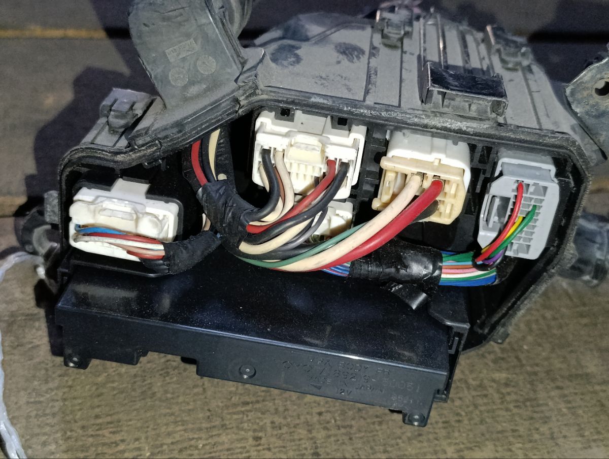 Блок предохранителей на Lexus Ls460 USF40 1UR-FSE Фото 5