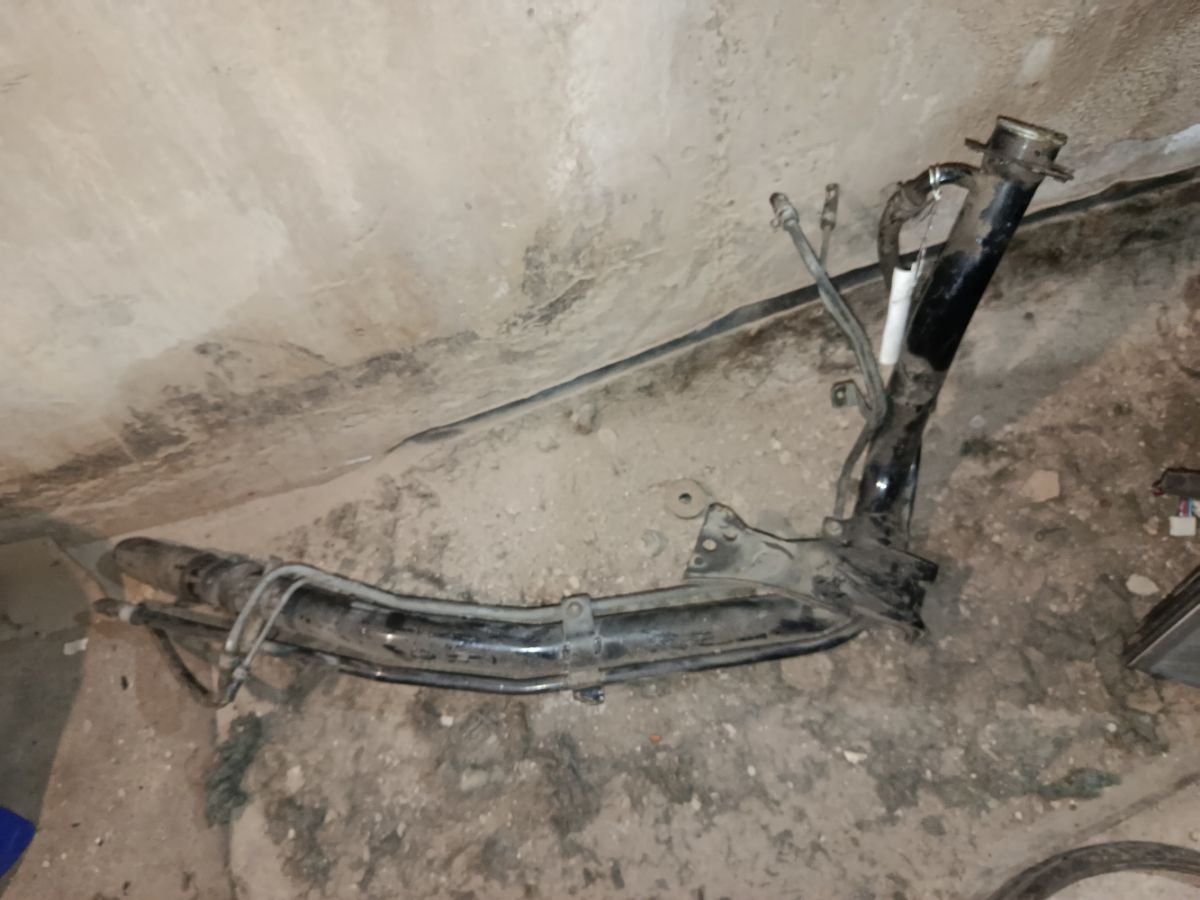 Заливная горловина топливного бака на Mazda Mpv LVLR WL-T Фото 8