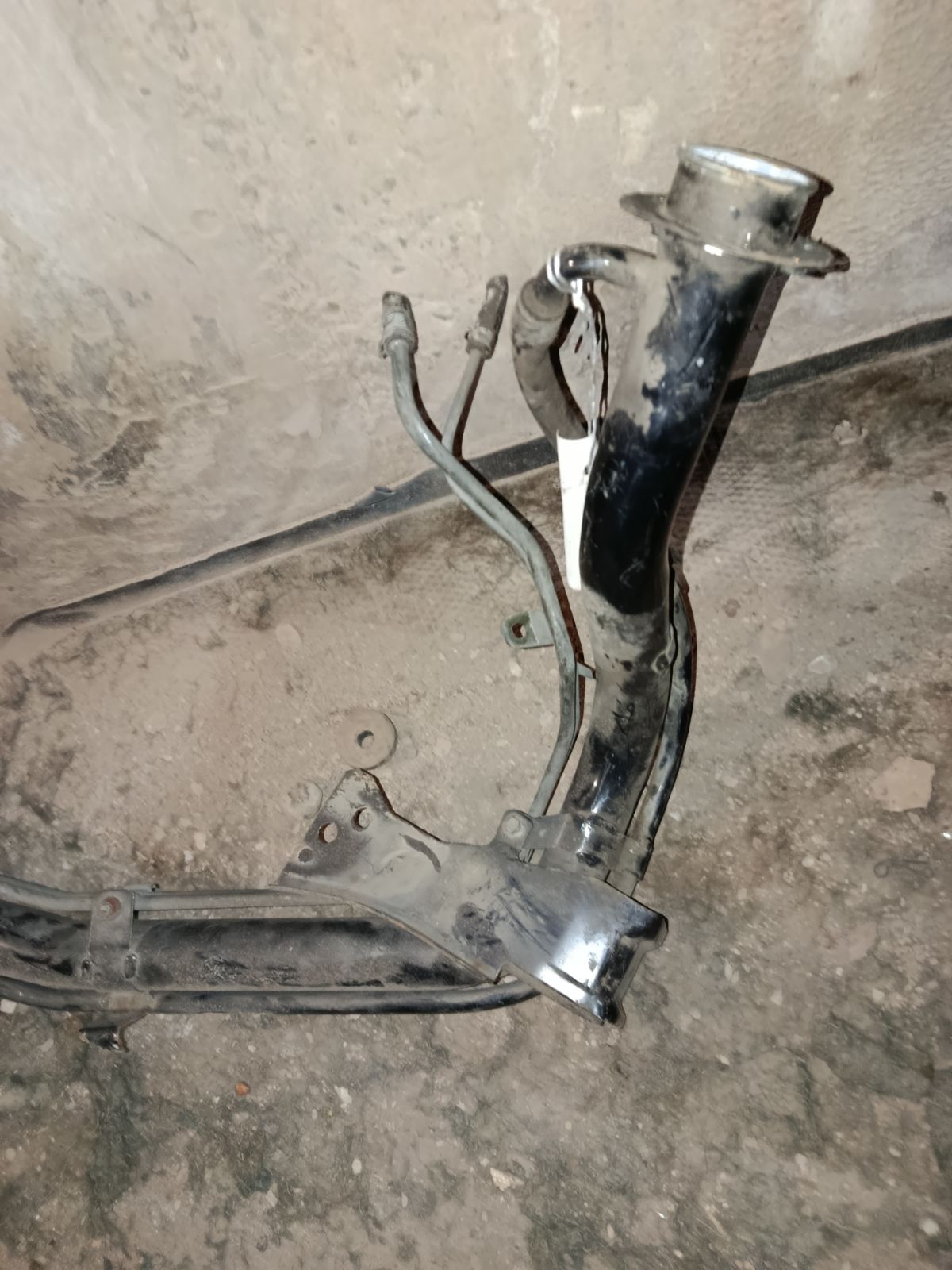 Заливная горловина топливного бака на Mazda Mpv LVLR WL-T Фото 10