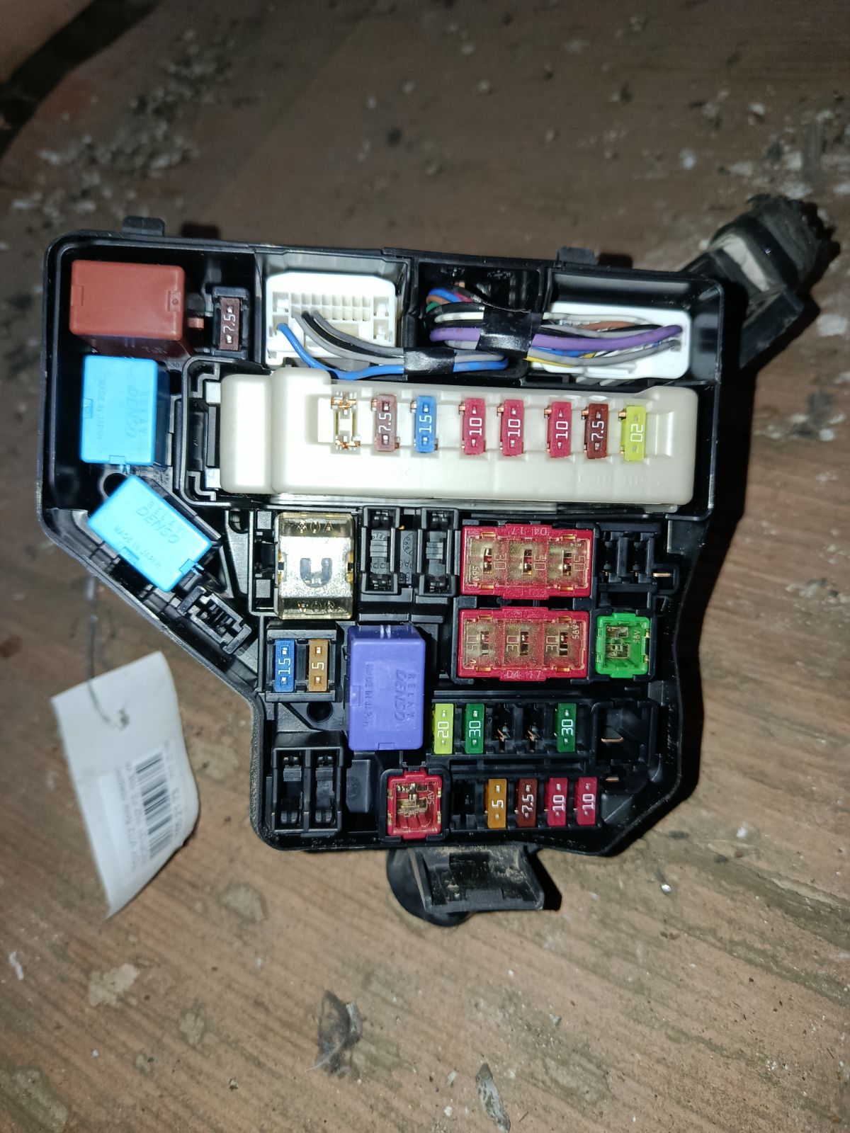 Блок предохранителей на Toyota Vitz NCP131 1NZ-FE Фото 3