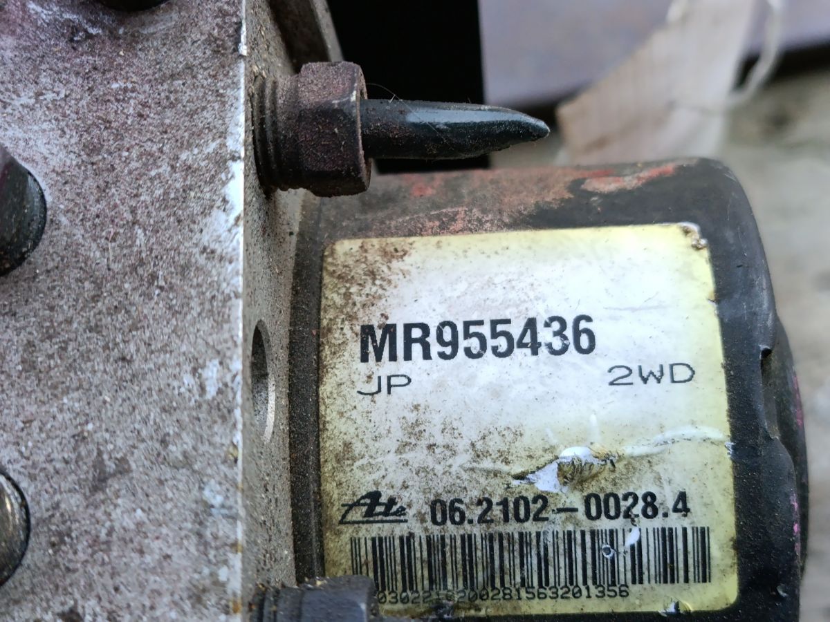 Блок ABS на Mitsubishi Grandis NA4W 4G69 Фото 3