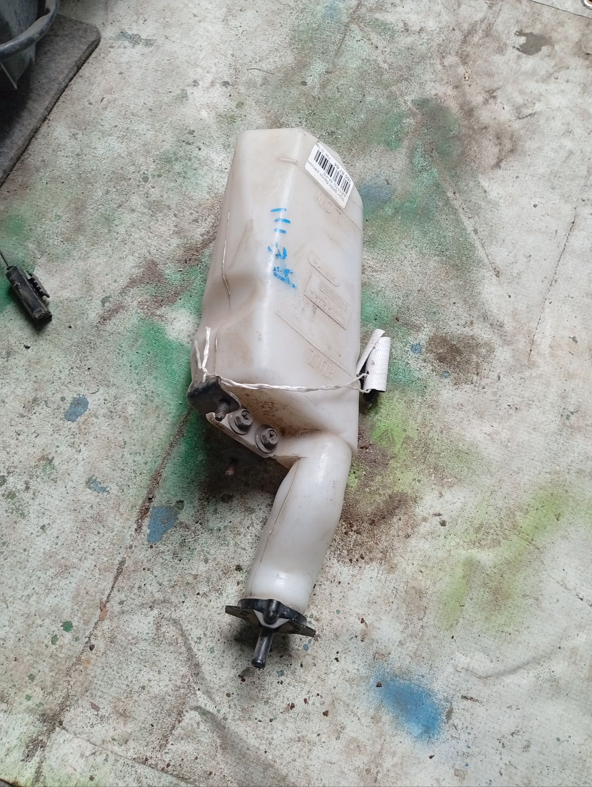 Бачок расширительный 16470-15100 на Toyota Sprinter Carib AE111G 4A-FE Фото 3