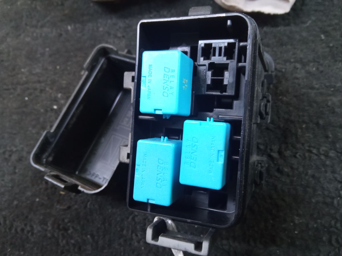 Блок предохранителей на Toyota Corolla Axio NZE144 1NZ-FE Фото 2