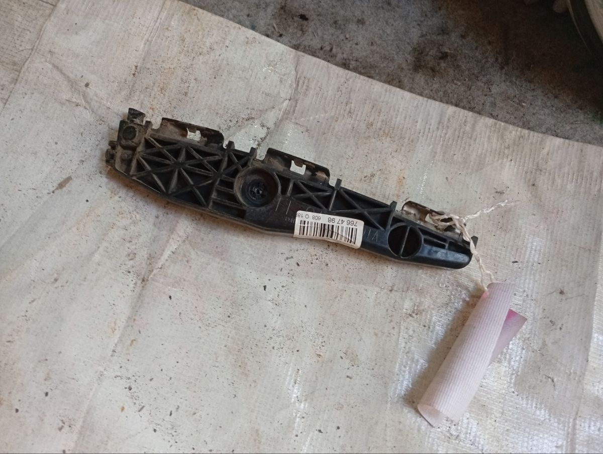 Крепление бампера 52156-42030, 52156-42031 на Toyota Rav4 ACA31W Фото 3