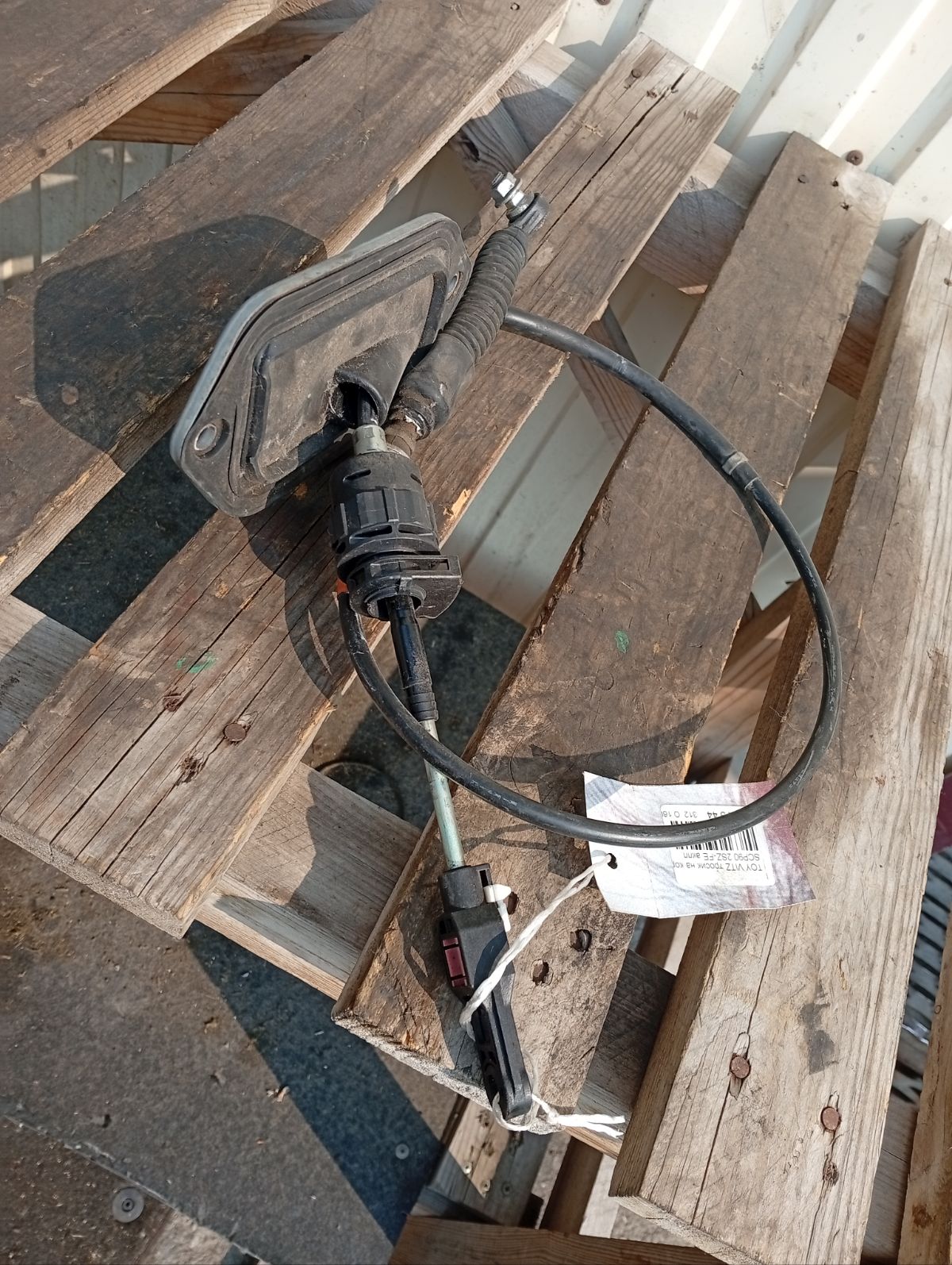 Тросик на коробку передач 33820-52450 на Toyota Vitz SCP90 2SZ-FE Фото 4